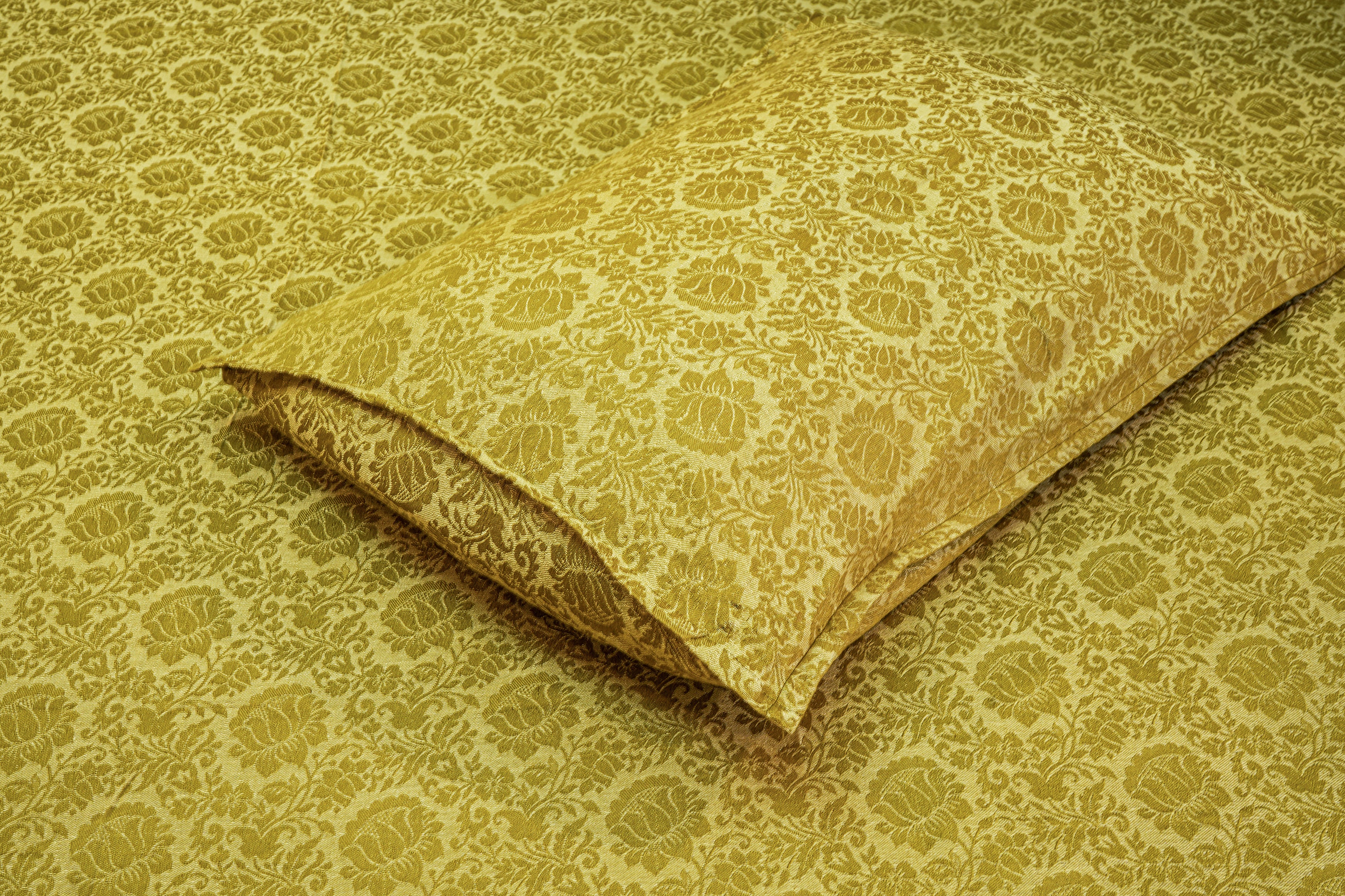Himroo Sapphire Bedsheet - The Golden Aura