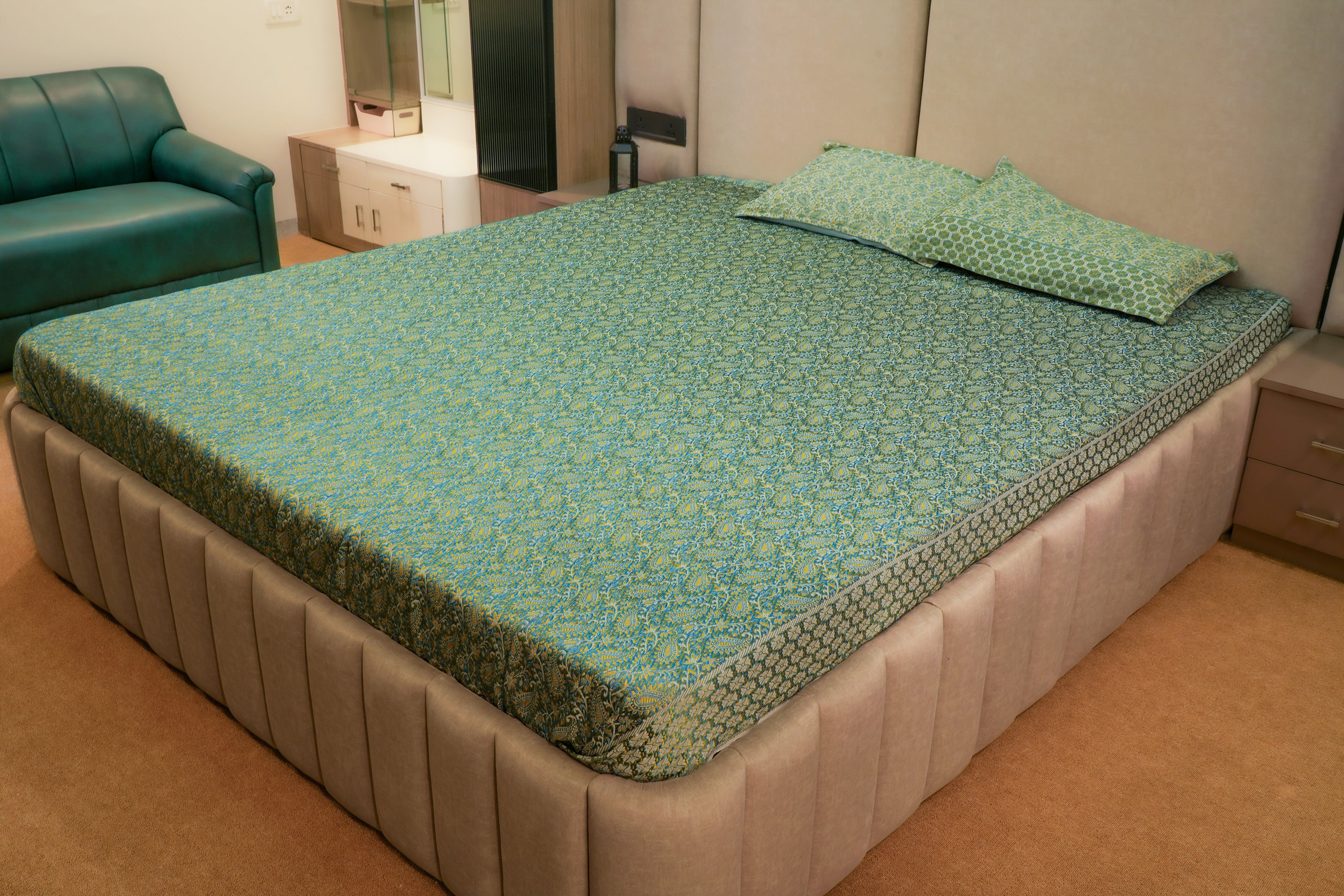 Himroo Mishroo Bedsheet - The Regal Meadow