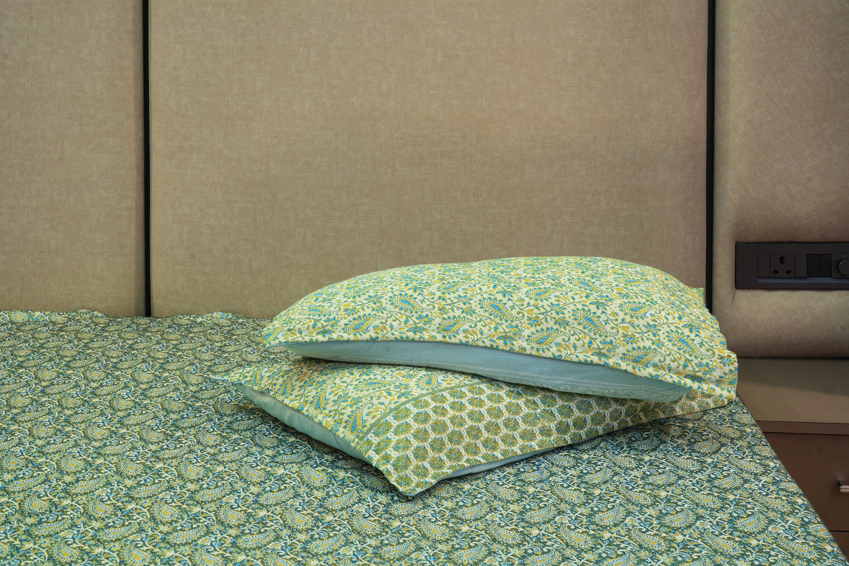 Himroo Mishroo Bedsheet - The Regal Meadow