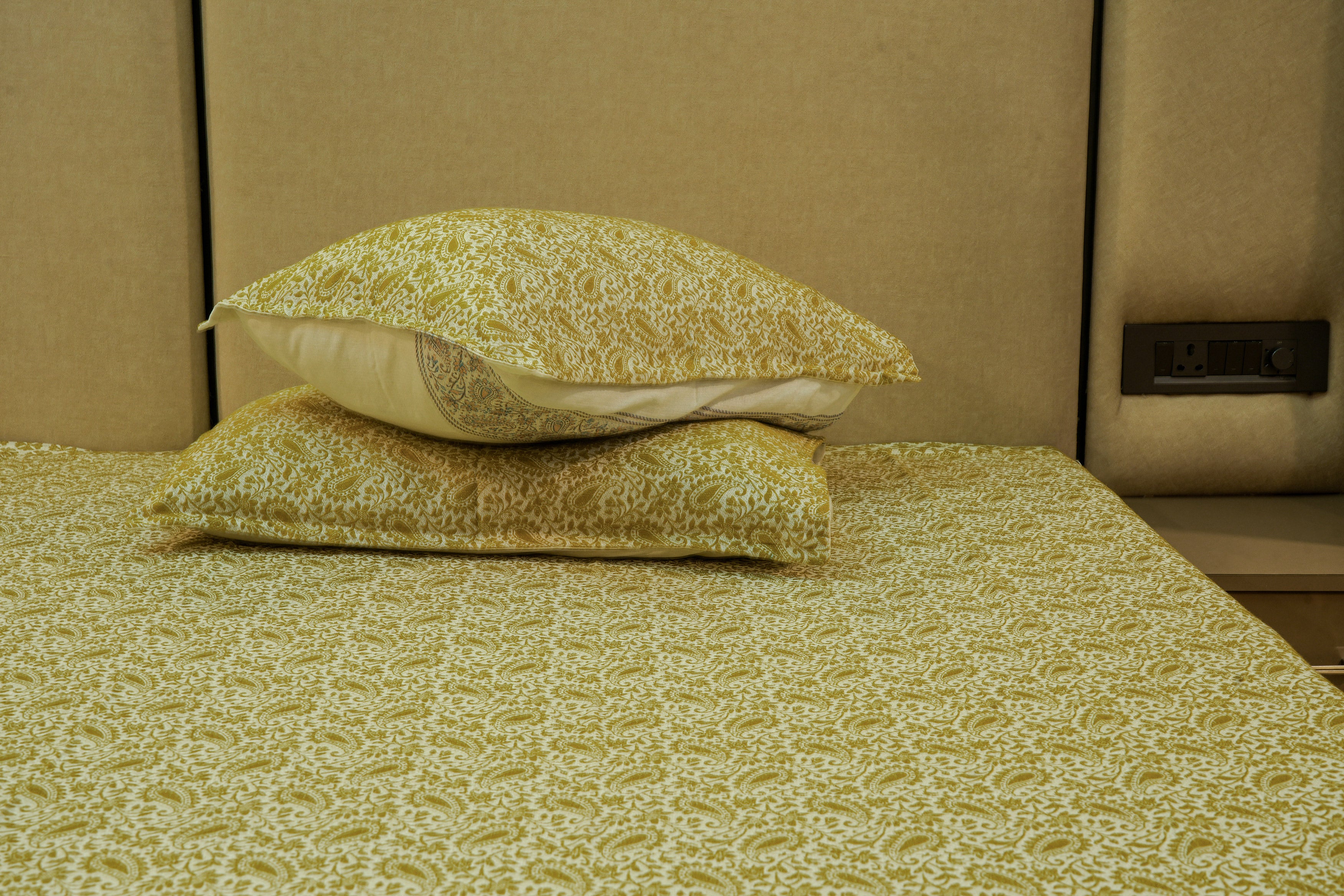 Himroo Mishroo Bedsheet - The Golden Haven