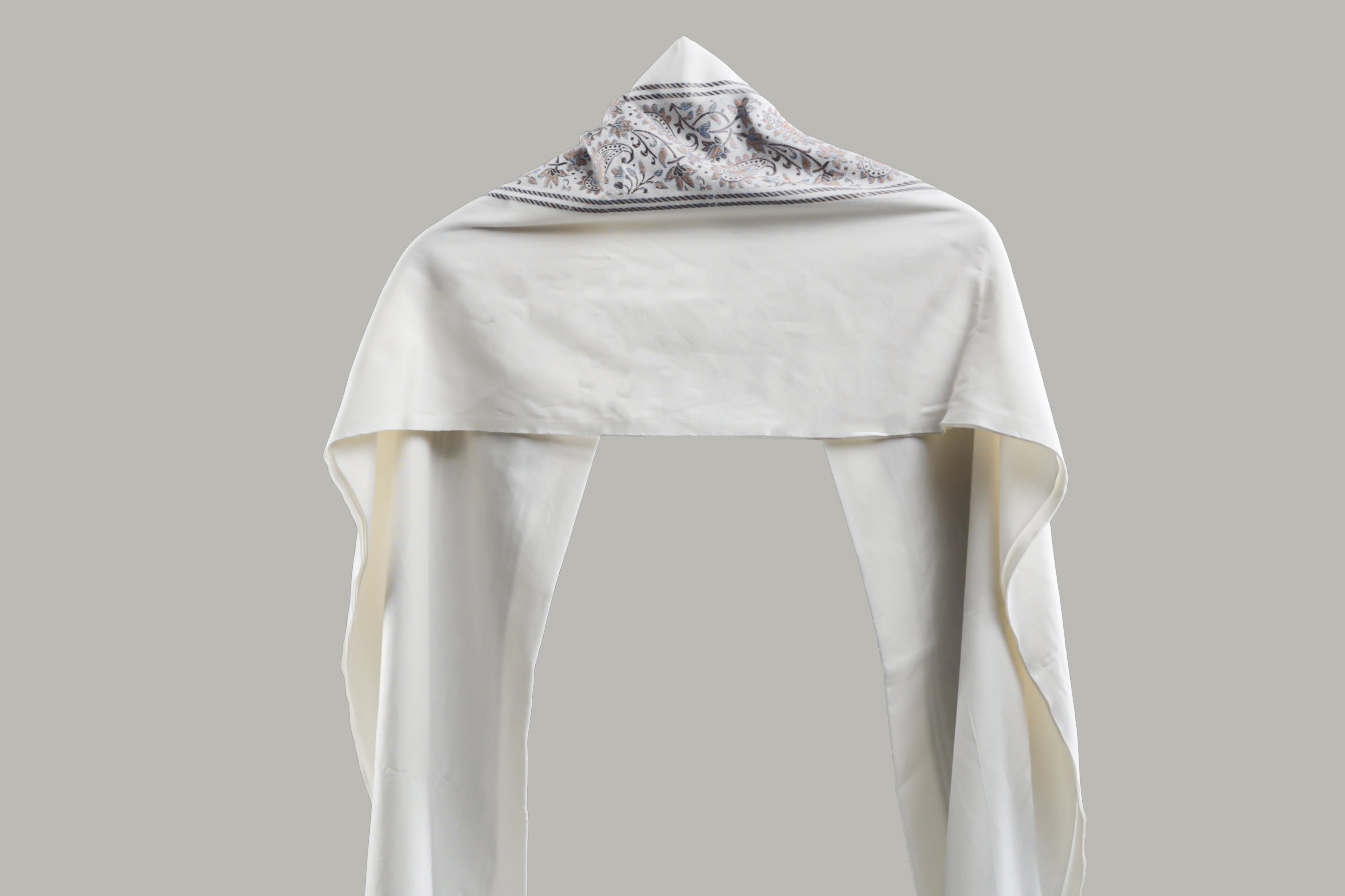 Himroo Novelty Light Shawl - The Ivory Whisper